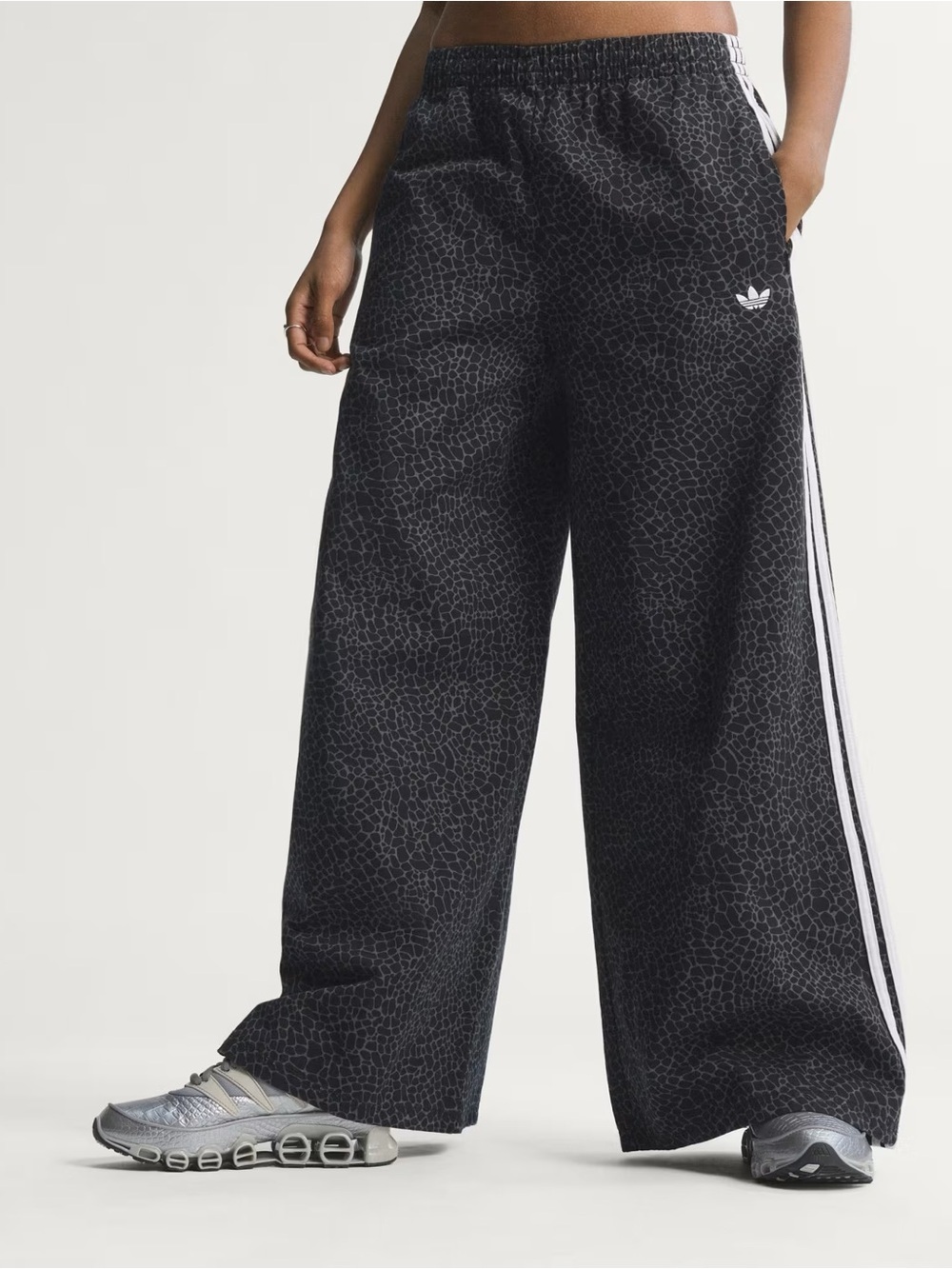 Brand new adidas FIREBIRD OVERSIZED DENIM PANTS - Medium. NWT
